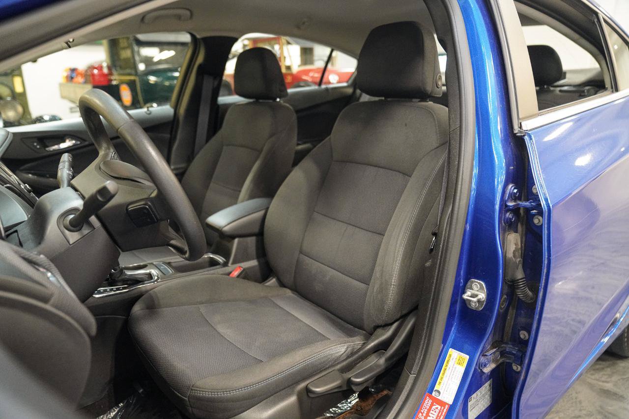 Used 2017 Chevrolet Cruze LT FWD image 16