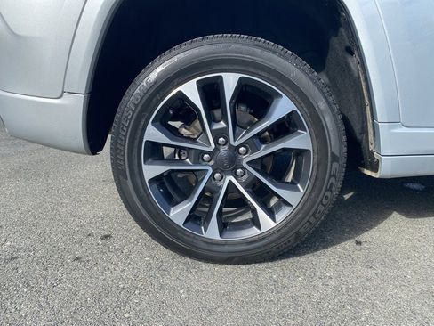 Used 2022 Jeep Grand Cherokee Overland image 3