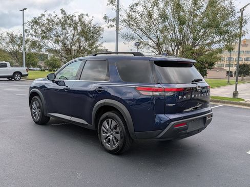 Used 2024 Nissan Pathfinder SV FWD image 5