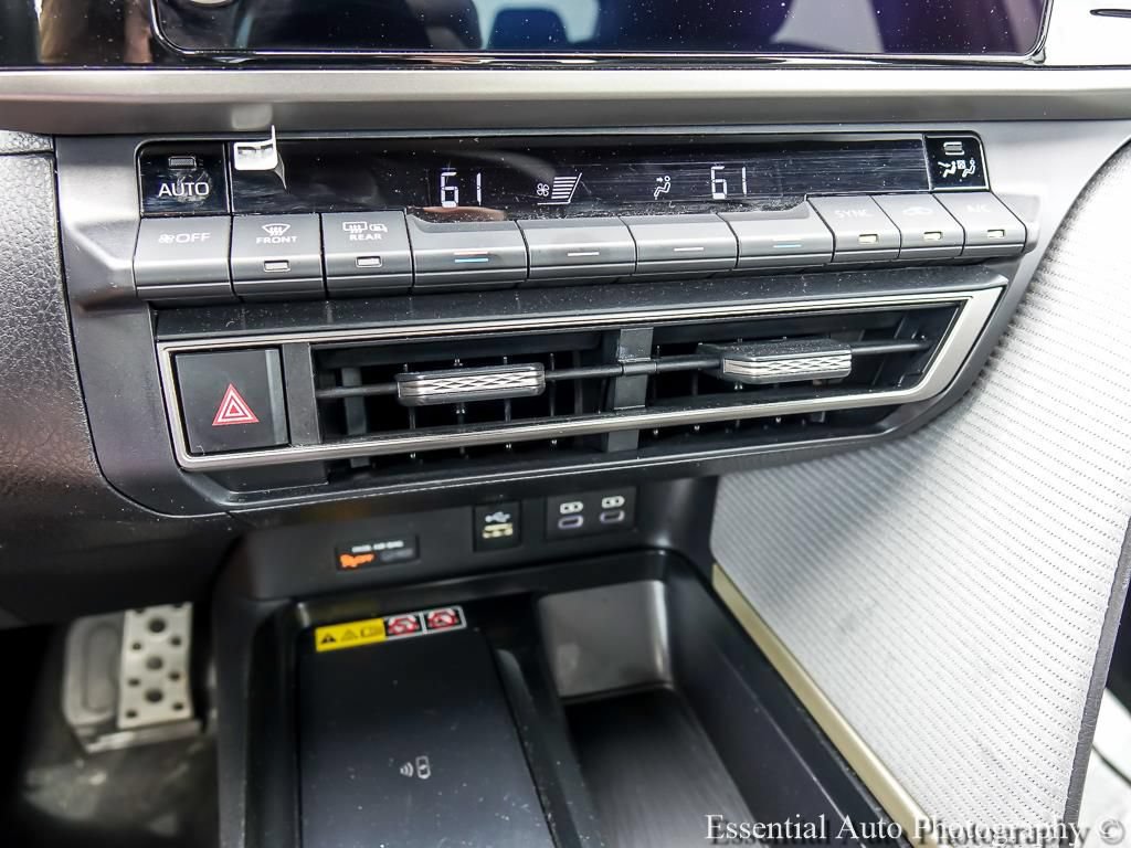 Used 2025 Toyota Camry SE FWD image 18