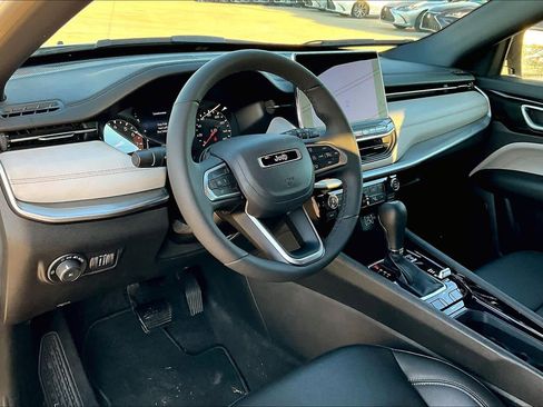 Used 2025 Jeep Compass Limited image 17