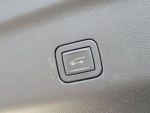 Used 2024 Chevrolet Tahoe Z71 w/ Luxury Package image 8