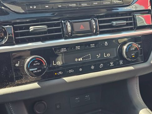 Used 2025 Nissan Pathfinder SL w/ SL Premium Package AWD/4WD image 25