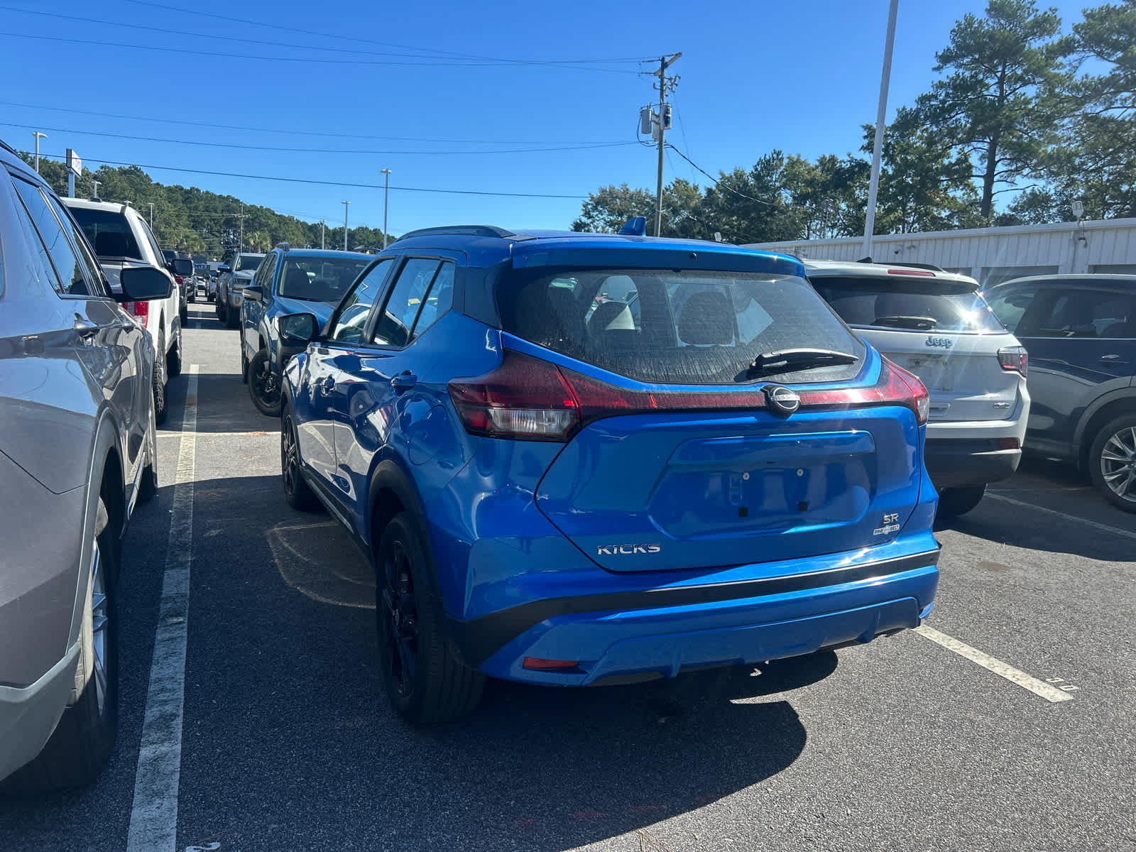 Used 2023 Nissan Kicks SR w/ SR Premium Package FWD image 2