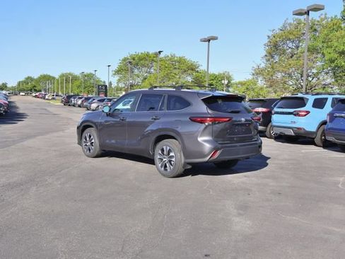 Used 2023 Toyota Highlander XLE AWD/4WD image 6