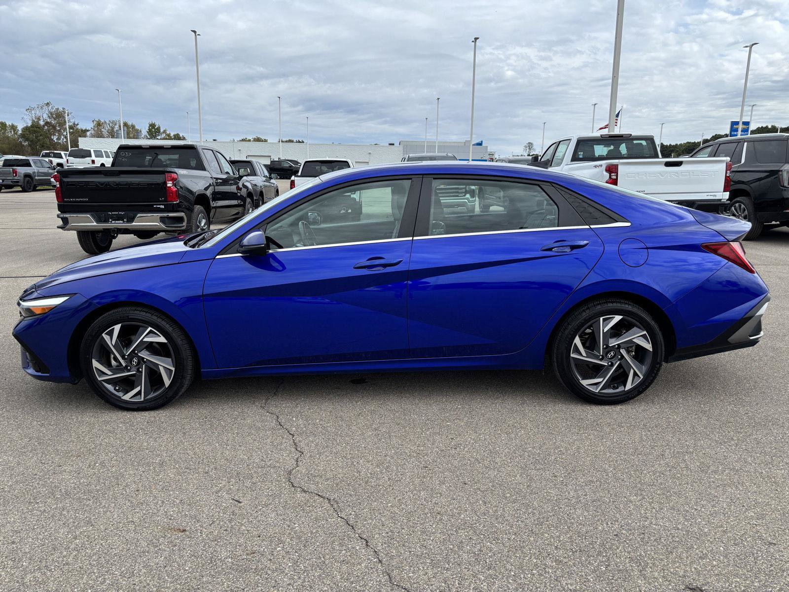 Used 2025 Hyundai Elantra Limited FWD image 2