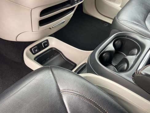 Used 2017 Chrysler Pacifica Touring-L image 12