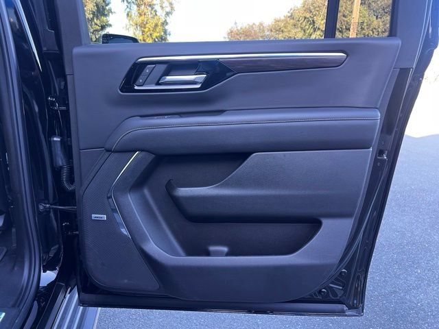 Used 2026 Chevrolet Suburban Premier AWD/4WD image 28