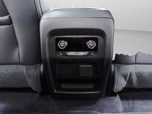 Used 2025 Chevrolet Traverse RS image 33