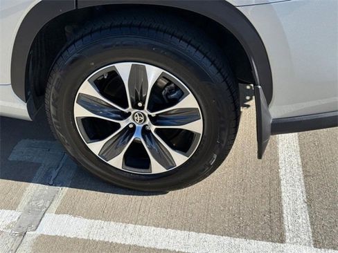 Used 2022 Toyota Highlander XLE image 8