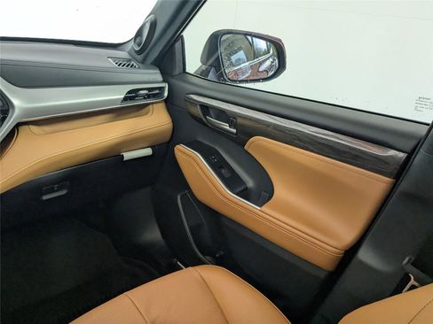 New 2026 Toyota Highlander Platinum image 31