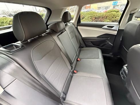 Used 2025 Volkswagen Taos SE FWD image 35