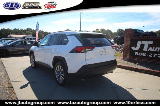 Used 2020 Toyota RAV4 XLE Premium FWD image 5