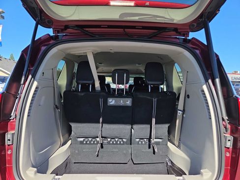 Used 2020 Chrysler Pacifica Touring-L w/ Tire & Wheel Group FWD image 27