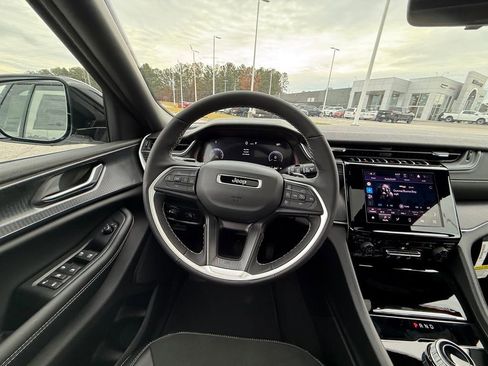 New 2025 Jeep Grand Cherokee Altitude image 14