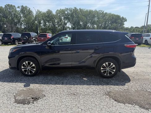 Used 2021 Toyota Highlander XLE AWD/4WD image 6
