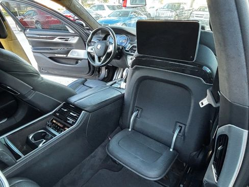 Used 2017 BMW 750i RWD image 19