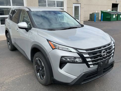 Used 2025 Nissan Rogue SV AWD/4WD image 3