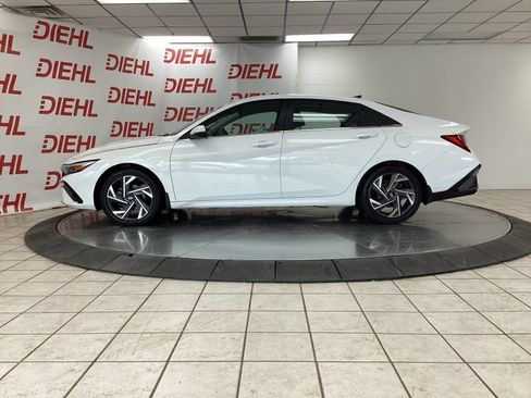 Used 2024 Hyundai Elantra Limited FWD image 4