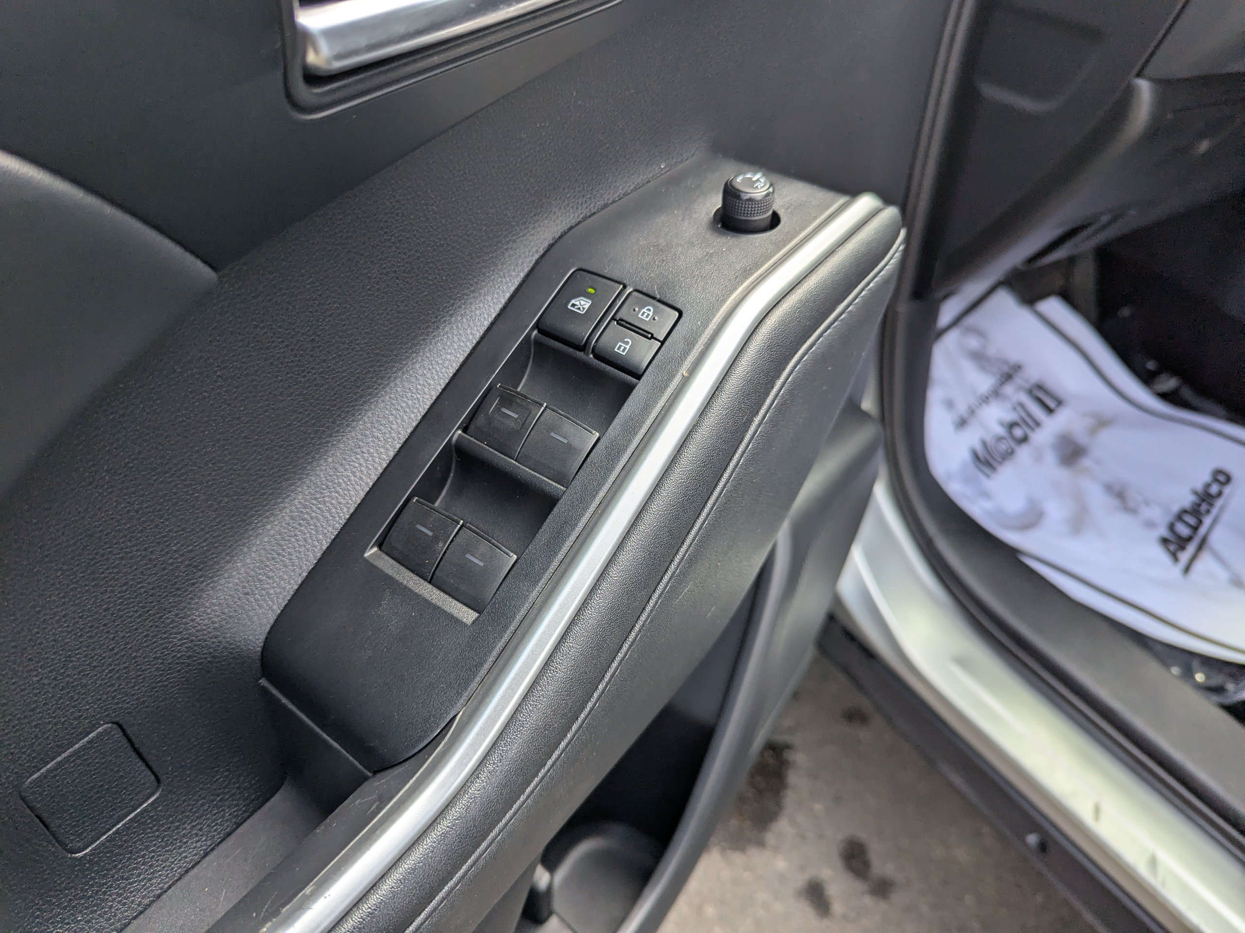 Used 2021 Toyota Highlander XLE AWD/4WD image 11