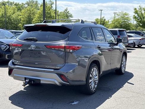 Used 2022 Toyota Highlander Platinum AWD/4WD image 2