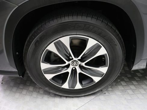 Used 2021 Toyota Highlander XLE FWD image 4