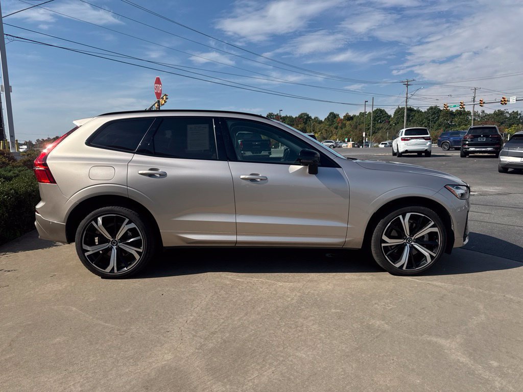 Used 2025 Volvo XC60 T8 Ultra w/ Protection Package Premier AWD/4WD image 4