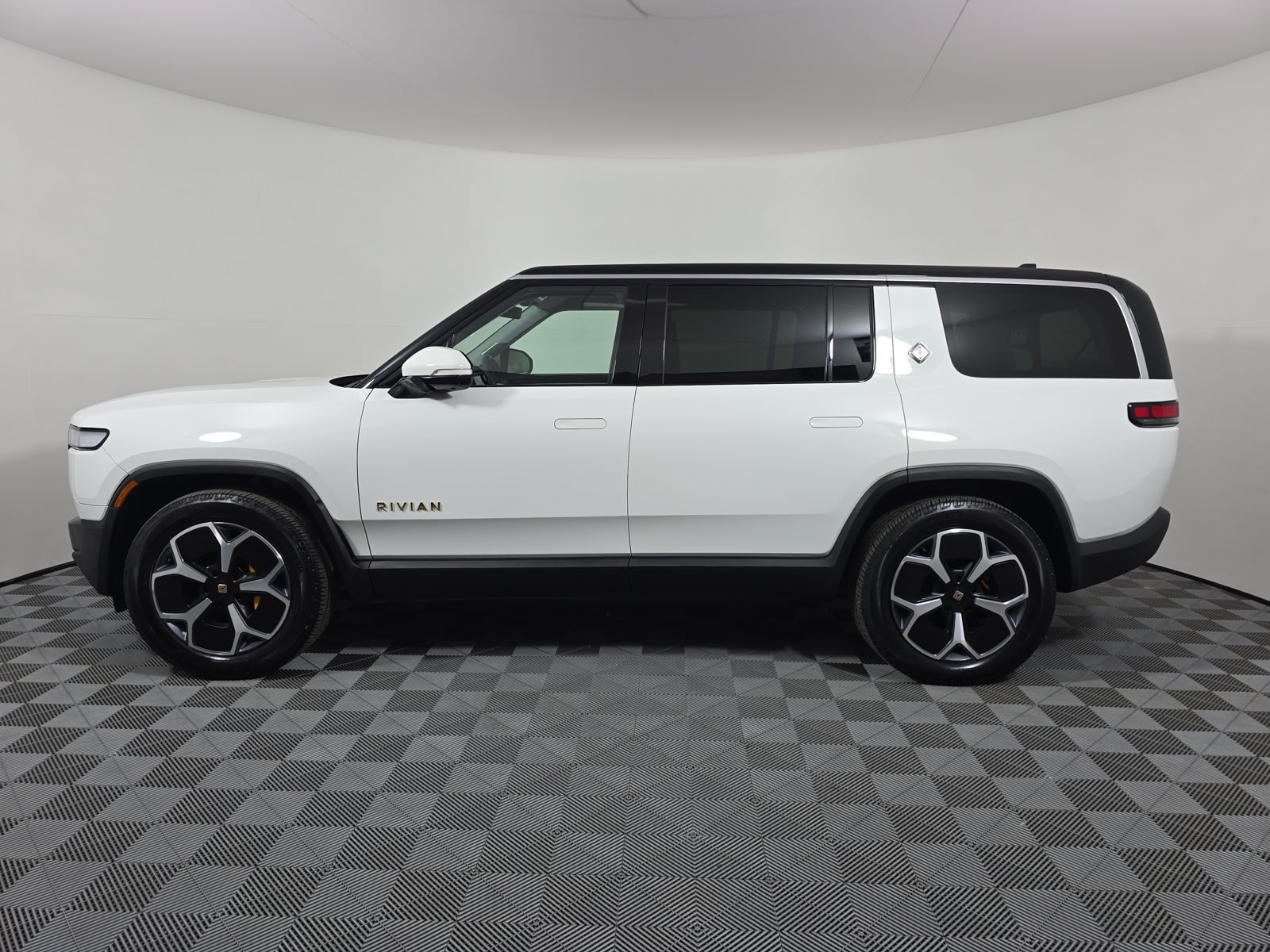 Used 2024 Rivian R1S Adventure Quad AWD/4WD image 2