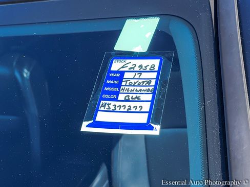 Used 2017 Toyota Highlander XLE w/ Carpet Mat Package image 40