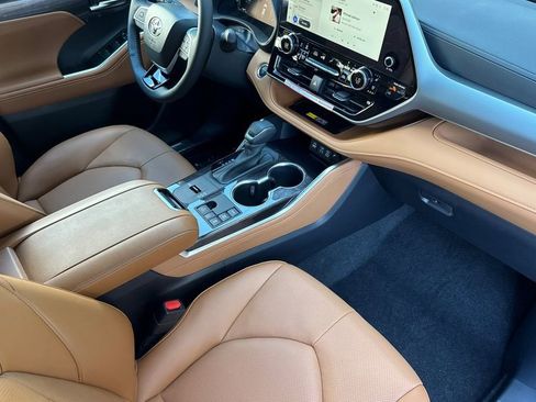 New 2026 Toyota Highlander Platinum AWD/4WD image 14
