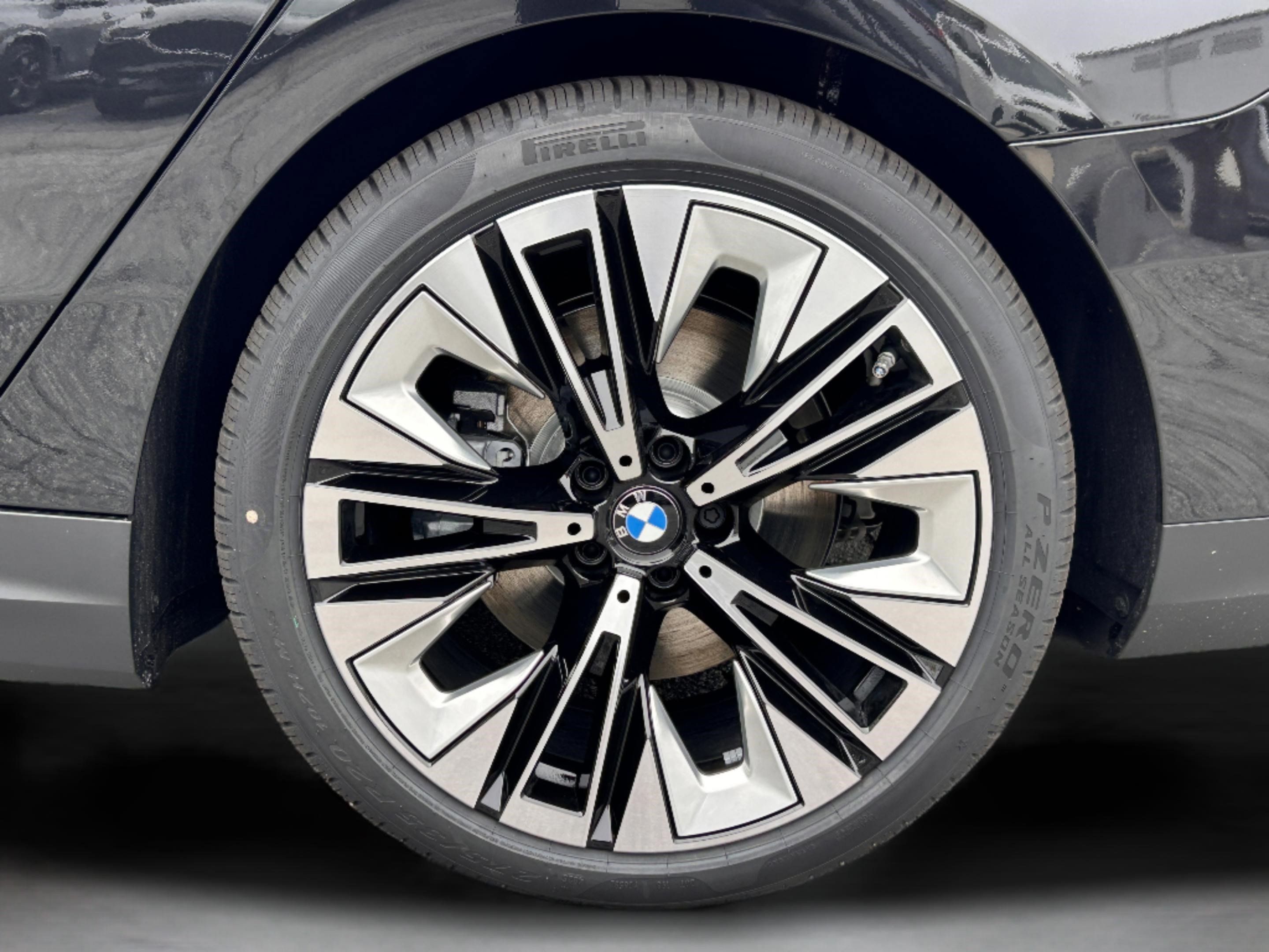 Used 2026 BMW i5 eDrive40 w/ Premium Package RWD image 39