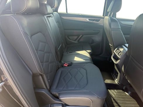 Used 2024 Volkswagen Atlas Cross Sport SE FWD image 17