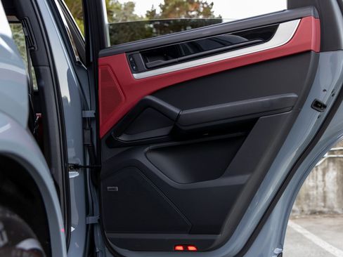 Certified 2025 Porsche Cayenne S image 45