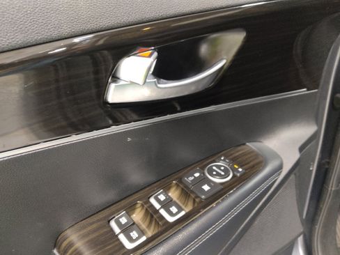 Used 2020 Kia Sorento LX FWD image 27