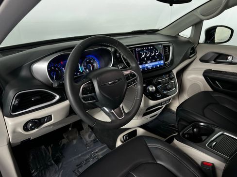 Used 2024 Chrysler Pacifica Touring-L image 12
