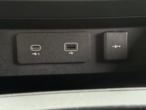 Used 2023 Land Rover Defender 130 X-Dynamic SE image 23