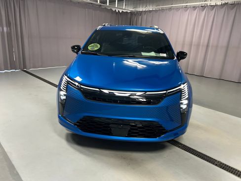 New 2027 Chrysler Pacifica Select FWD image 2