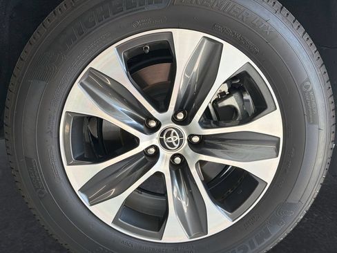 Used 2022 Toyota Highlander XLE AWD/4WD image 31