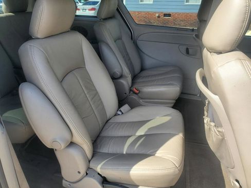 Used 2006 Chrysler Town & Country Limited w/ Popular Equipment Group I FWD image 7
