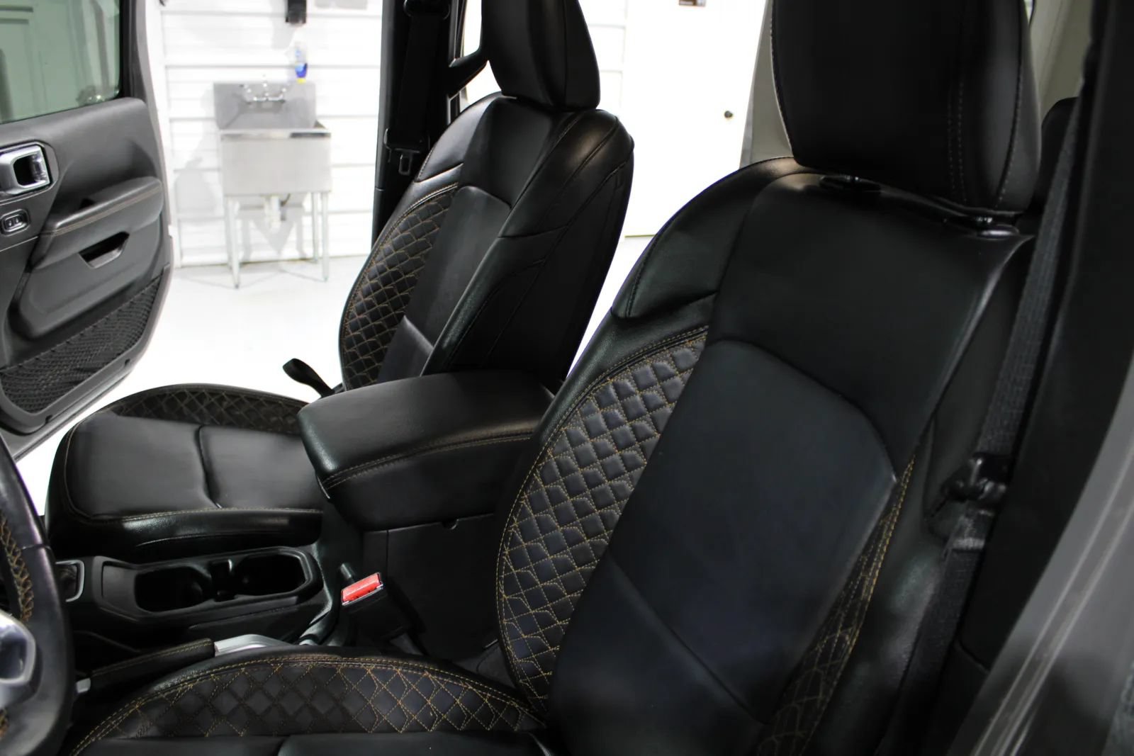 Used 2022 Jeep Wrangler Unlimited Sahara AWD/4WD image 15