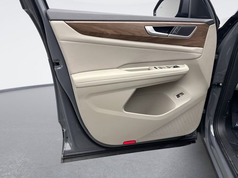 Used 2025 Volkswagen Atlas SE image 9