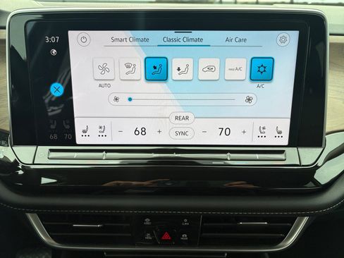 Used 2025 Volkswagen Atlas SE image 16