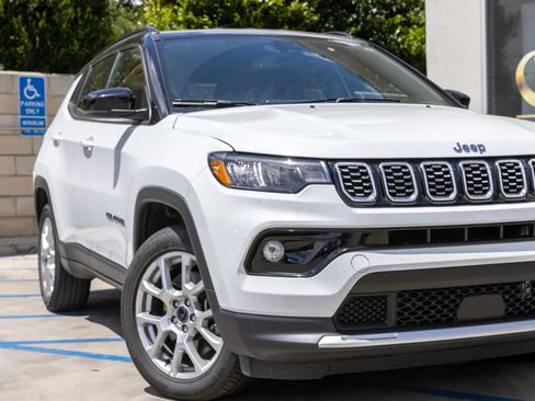 Used 2025 Jeep Compass Limited AWD/4WD image 3