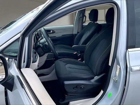 Used 2023 Chrysler Voyager LX image 26