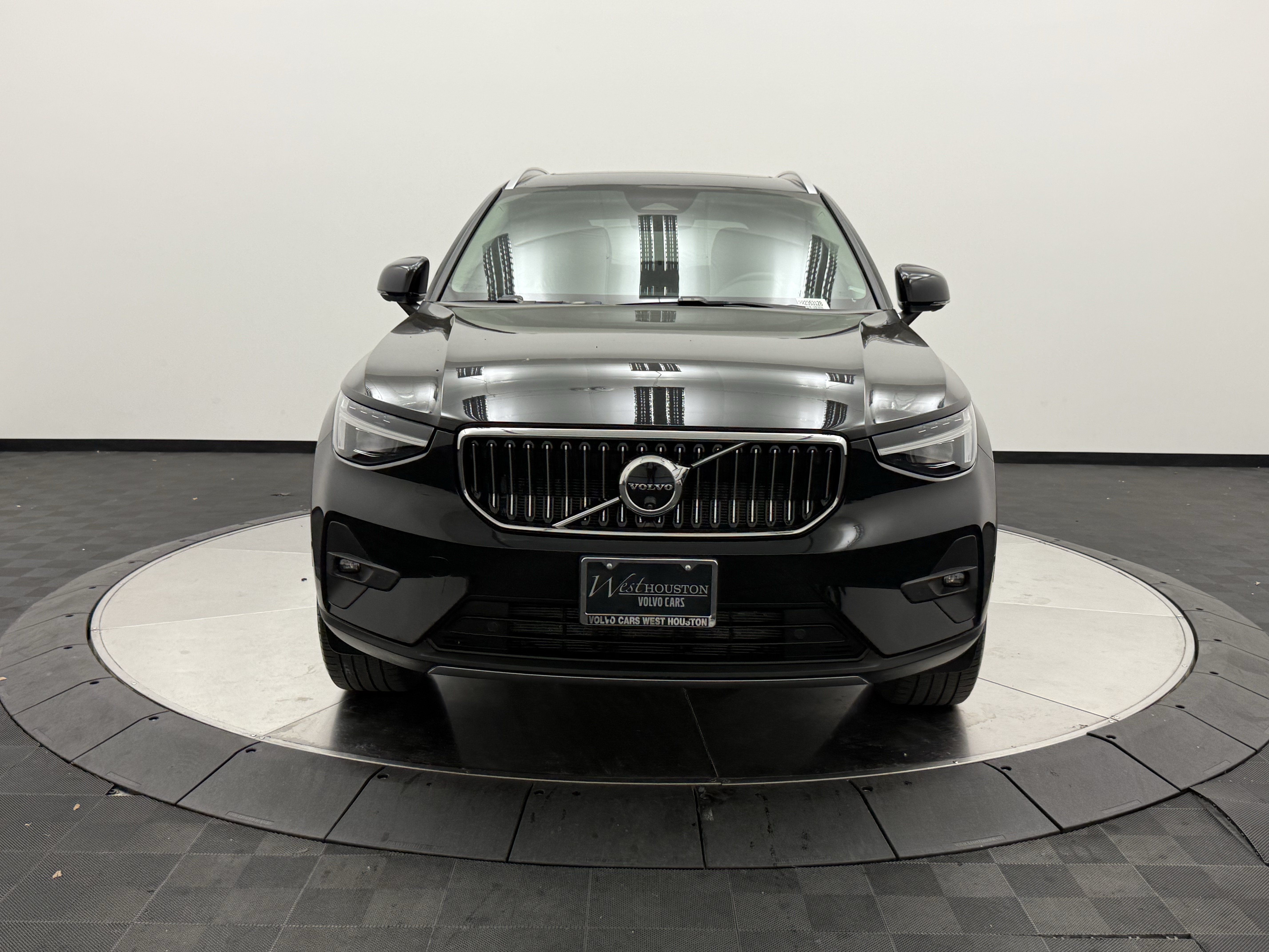 Certified 2024 Volvo XC40 B5 Plus w/ Protection Package Premier AWD/4WD image 2