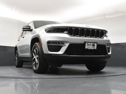 Used 2024 Jeep Grand Cherokee Limited w/ Luxury Tech Group II image 19