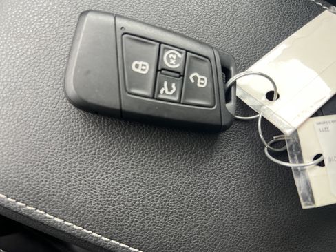 Certified 2023 Volkswagen Taos SE FWD image 32