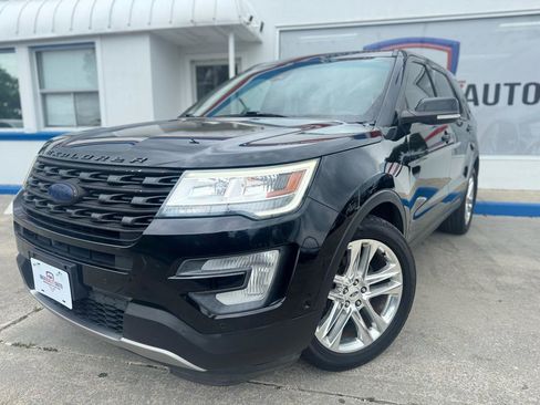 Used 2017 Ford Explorer Limited w/ Equipment Group 301A FWD image 3