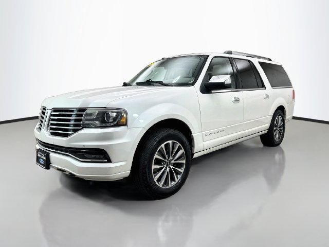 Used 2017 Lincoln Navigator L Select RWD image 3