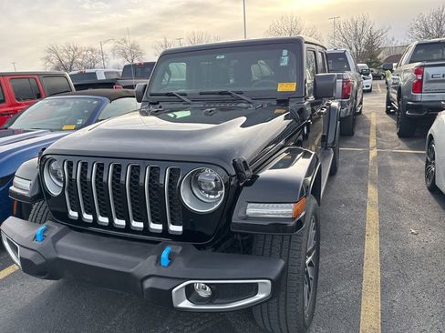 Used 2023 Jeep Wrangler Unlimited Sahara w/ Cold Weather Group image 19